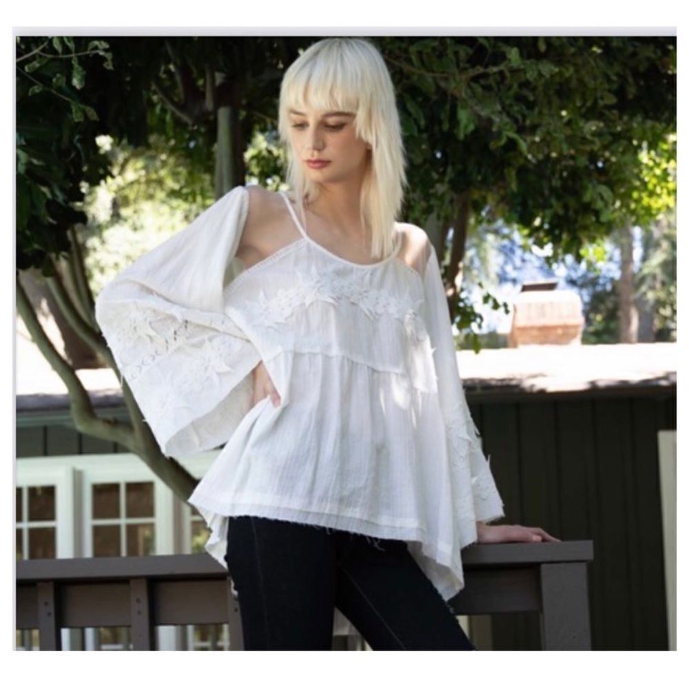 🌸COTTON Top w/ Bell Sleeves & Floral Embellishment